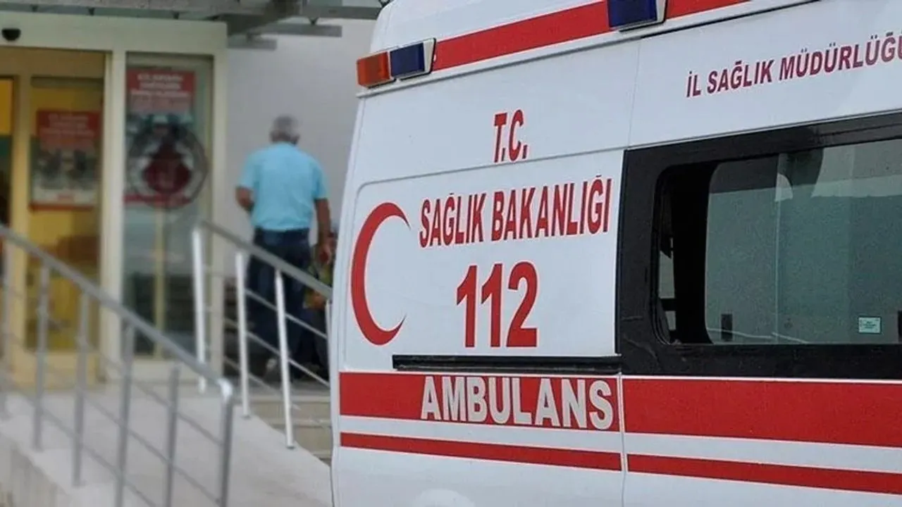 Karaköprü'de Feci Kaza Otomobil Tıra Çarparak Takla Attı, 2 Yaralı